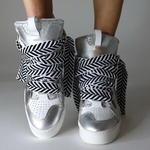 CYNTHIA RICHARDSON - COURAGEOUS METALLIC HIGH TOP WEDGE SNEAKER Silver - SZ US 5